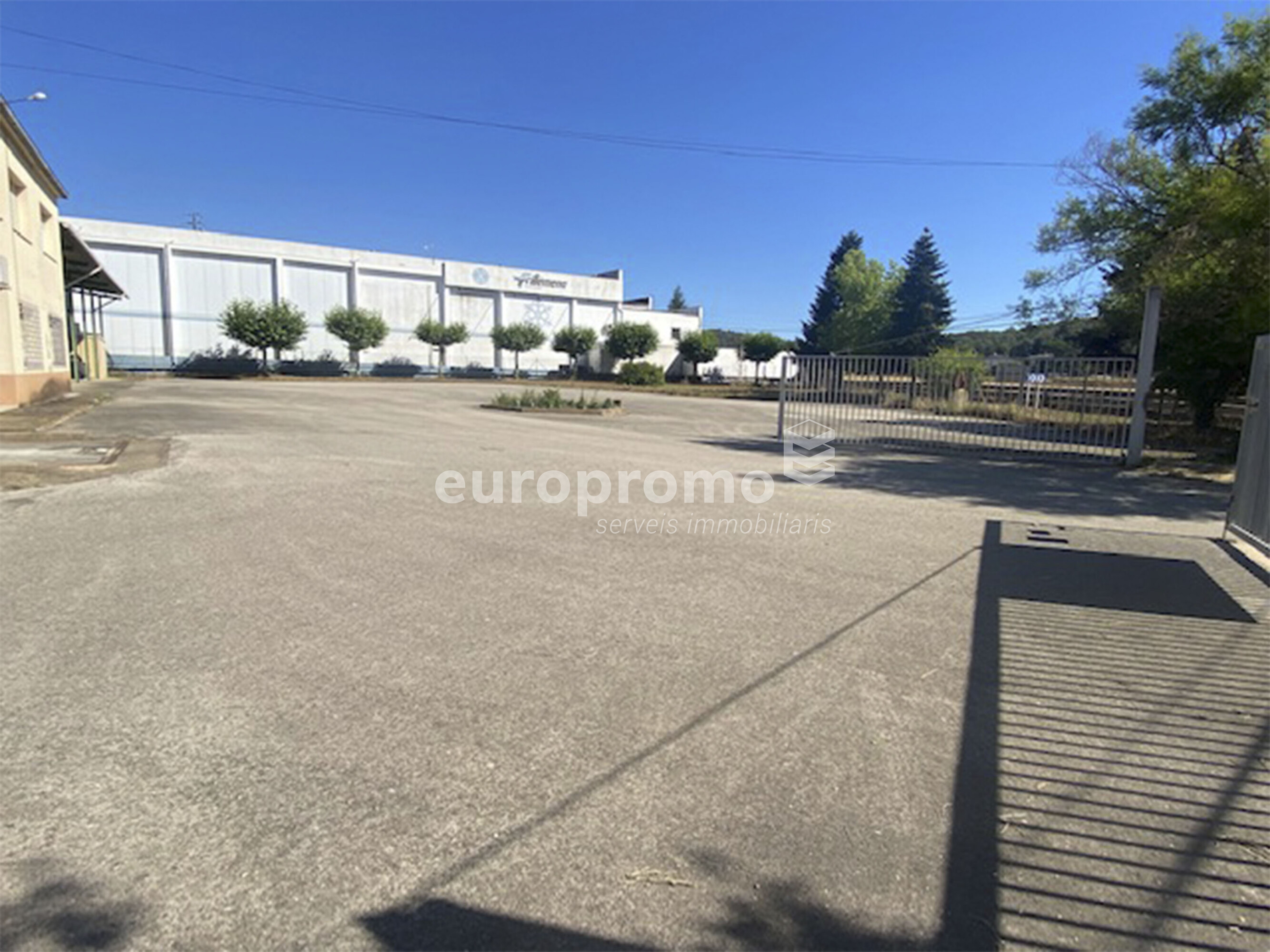 Solar industrial de 8.901m2 situat a 5 minuts de la sortida AP7 de Girona.